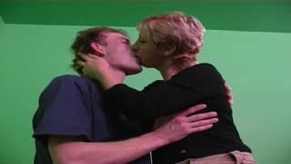 Esta vez será ella la que le pida que se la coja como sea en su cama