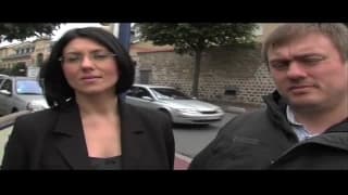 Está muy cachonda y dispuesta a chuparles la polla al aire libre