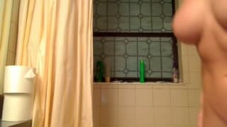 Bajo la ducha se divierten follándose