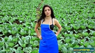 Esta latina se pone muy caliente follando así