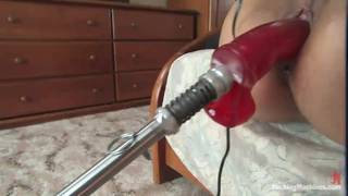 Sandra pone su máquina sexual a toda velocidad para penetrarse