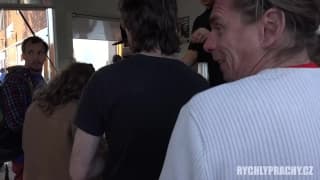 Se coge a una linda bruja que conoció en este festival público