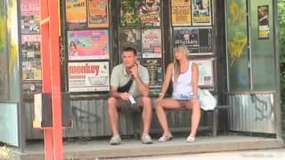 A ella le gusta darle sexo oral en la calle