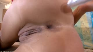 Un juguete perfecto para el culo de esta joven guarrilla y bella