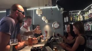 Lo dan todo para satisfacer a los clientes del bar