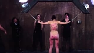 Esta pobre mujer joven es azotada con fuerza