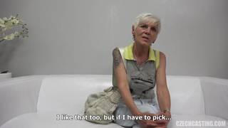 Ivana no cree que sea muy vieja para un casting porno caliente