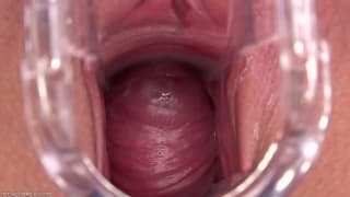 Abriéndola de par en par y jugueteando hasta el orgasmo