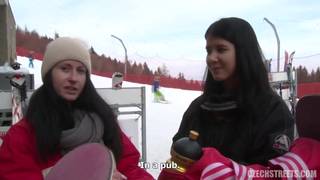 Puta bella follando en la nieve para derretir