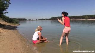 Dos hermosas jovencitas bellas se desnudan en la playa