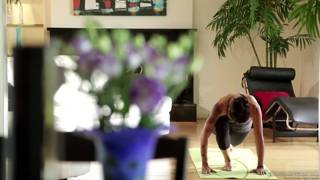 La joven zorrita busca la protección de la apasionada lesbiana