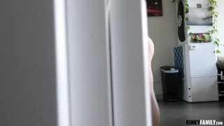 Solo en casa con su traviesa hermanastra que quiere sexo