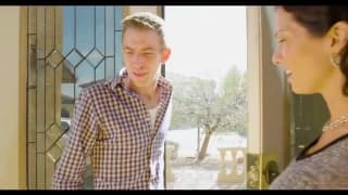 El ensayo se convierte en follar en el sofá