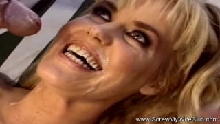 A este marido le gusta ver a su mujer follada por desconocidos