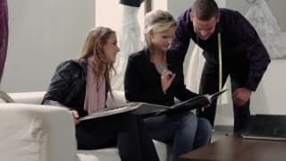 Dos chicas calientes follan con el chico de los vestidos de novia