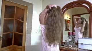 Rubia delgada con el coño peludo le gusta jugar Rubia delgada con el coño peludo le gusta jugar