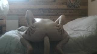 Dany se sienta en su dildo preferido