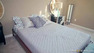 Mandy Muse se enamora de Holly Hendrix