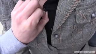 Una anciana se la chupa y folla en la calle sin pudor