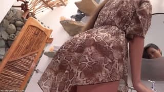 Lorena Garcia usando su sextoy en su jugoso coño