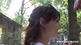 Se lleva a pasear a una puta simpática