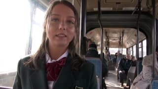 Preciosa estudiante se desviste en el bus y tiene sexo frente a todos Preciosa estudiante se desviste en el bus y tiene sexo frente a todos
