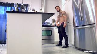 Este hombre fuerte necesita masturbárse