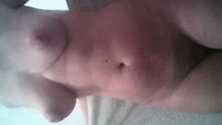 La cámara espía la graba al bañarse