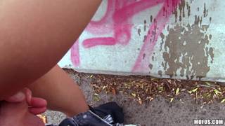 Sexo caliente al aire libre con una pareja joven