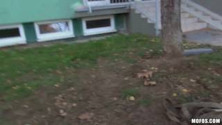 Chica rubia chupa por unos dólares