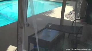 La sexy rubia Melanie disfruta de su sólida polla