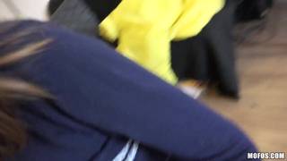 Ella chupa y folla por algo de dinero