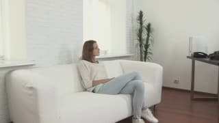 Joven morena disfruta de una polla dura al azar