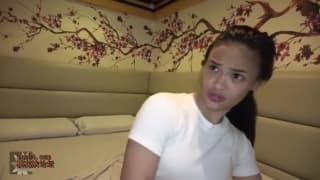 La joven zorra tailandesa está complaciendo a su hombre