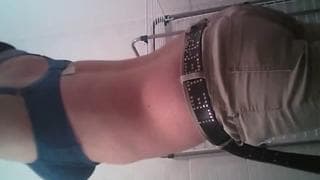 Espia a una chica que se afeita las piernas Espia a una chica que se afeita las piernas