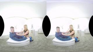 Rubia hace una soberbia mamada en este porno VR