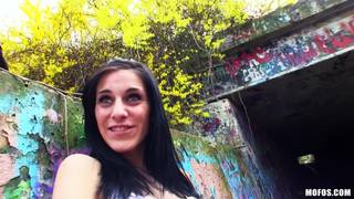 Una chica guapa se folla a un tío en la calle