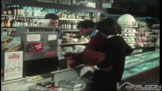 Escena gay vintage con gays jóvenes calientes