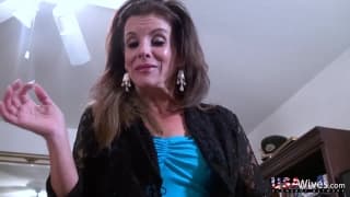 Vieja zorra experimentada se masturba en solitario para nosotros