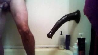 Este viejo logra excitarse con un dildo