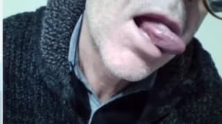 A este hombre maduro se le calienta la polla