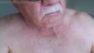 Este viejo se mete el dedo en el culo