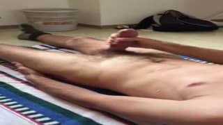 Se acuesta en el piso y se masturba solo