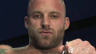 Musculoso tatuado se mete una vara metálica