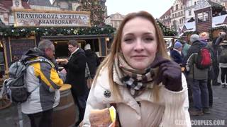 Estas dos lesbianas morenas gozan en un trío