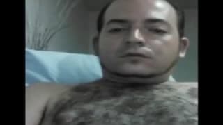 Un tío de pecho peludo masturbándose rico