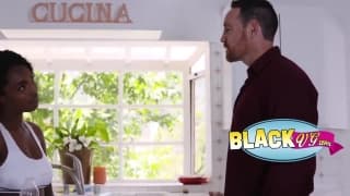 La negra le quiere hacer una paja rusa