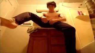 A este chico le excita tocarse la polla