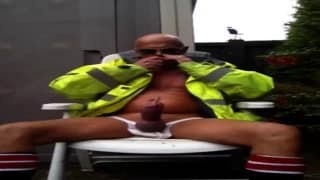 Fumar y masturbarse lo excita mucho más