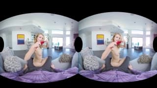 Aquí tienes una rubita para verla en acción en realidad virtual
